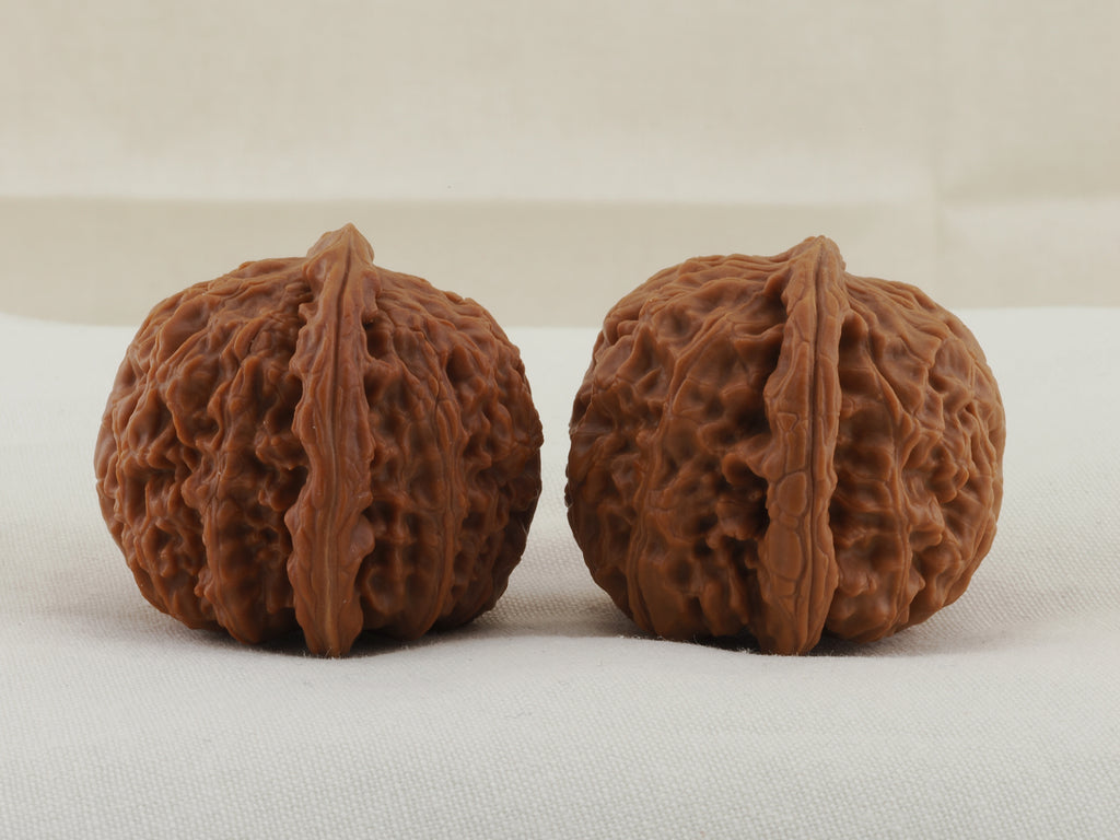White Lion Head walnut pair, 36 mm — WW-00016, view 4.